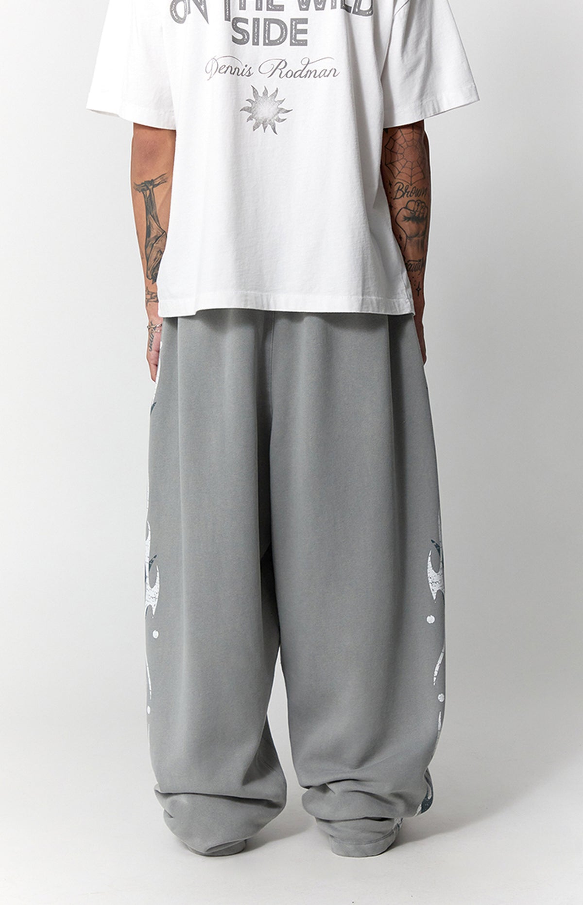 Pantalones deportivos holgados de felpa extrema con estampado gráfico